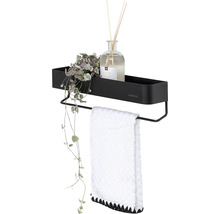 Wandplank met handdoekhouder, gedecoreerd met plant, geurverspreider en handdoek