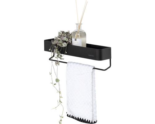 Wandplank met handdoekhouder, gedecoreerd met plant, geurverspreider en handdoek
