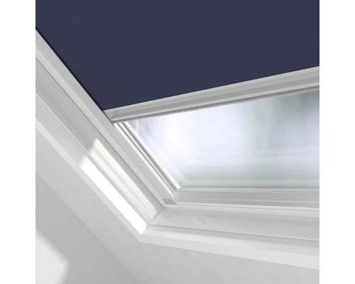 Close-up van een dakraam met rolgordijn