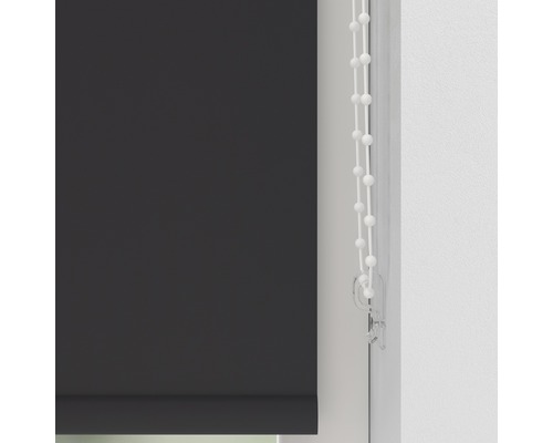 Zicht op een zwart rolgordijn met bedieningsketting