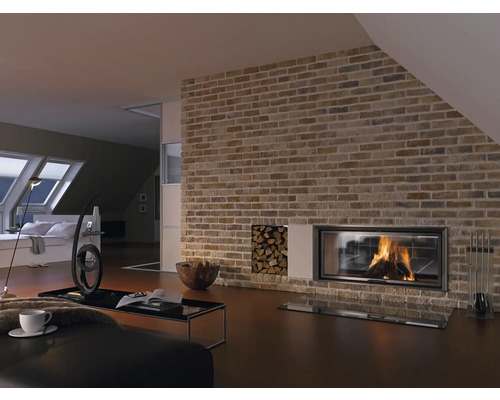 Woonkamer met gemetselde muur, open haard, houtopslag en woonkamermeubels.