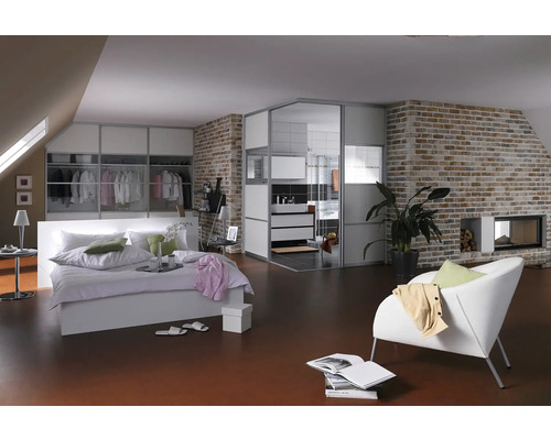 Lichte slaapkamer met bed, kledingkast, badkamer en bakstenen muur