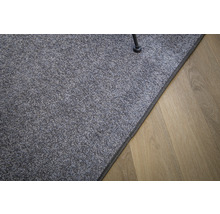 Grijs tapijt op houten vloer