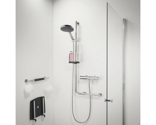 Drempelvrije douche met douchekop, steungreep, douchekruk en douchewand