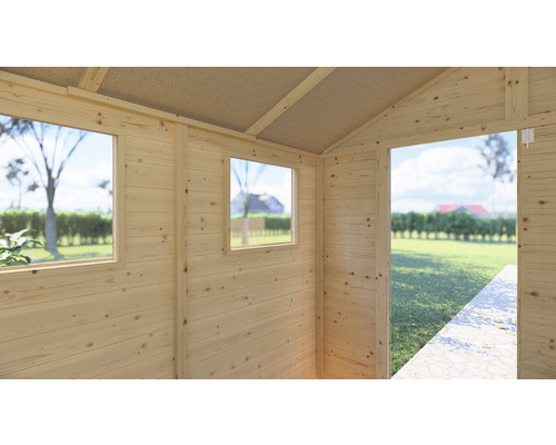 Interieur van een tuinhuis met houten bekleding en ramen