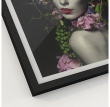Ingelijste poster van een vrouw met bloemen en wijnranken
