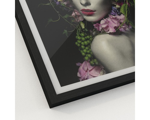 Ingelijste poster van een vrouw met bloemen en wijnranken