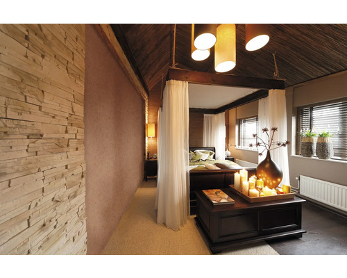 Slaapkamer met hemelbed, decoratieve elementen en wanddecoratie