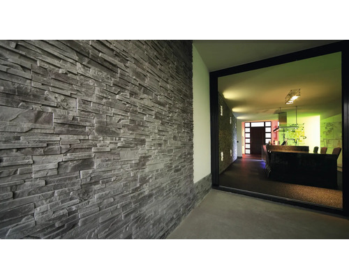 Wanddecoratie met steenstrips in een interieur