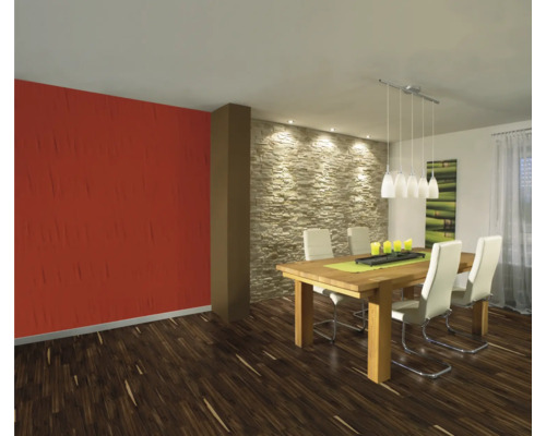 Lichte eetkamer met houten tafel, stoelen met metalen frame en decoratieve wanddecoratie