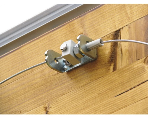 Gedetailleerde weergave van een gemonteerde draadspanner op een houten muur