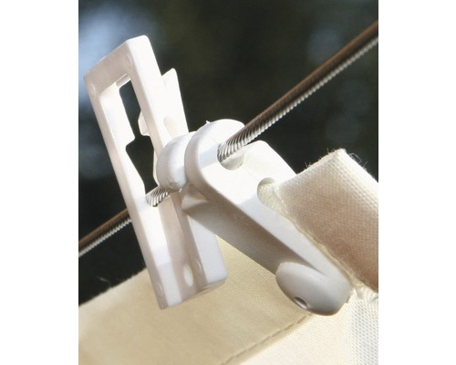 Kunststof wasknijper aan een waslijn met textiel