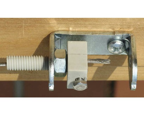 Gedetailleerde opname van een draadkabel bevestiging met schroeven