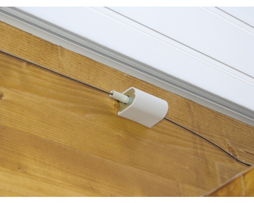 Draad met bevestiging aan een houten wand