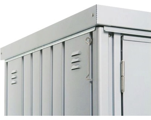 Detailopname van een metalen gereedschapskast met deurvergrendeling en ventilatiesleuven