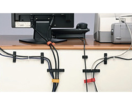 Geïnstalleerde kabelclips voor kabelorganisatie aan een wand onder een bureau met computer en printer