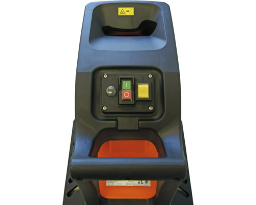 Detailweergave van een tuinhakselaar met bedieningspaneel, inclusief waarschuwingssymbool voor letselgevaar