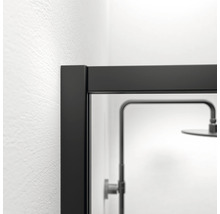 Detailopname van een douchecabine met zwart frame