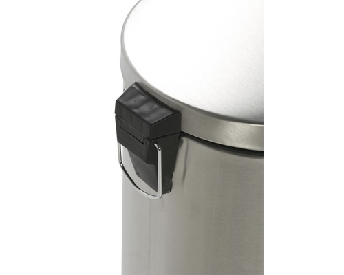 Gedetailleerde weergave van een metalen afvalemmer met zwarte beugel