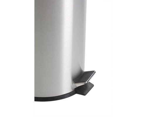 Detailopname van een ronde metalen pedaalemmer met voetpedaal