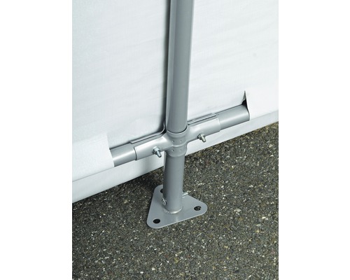 Detail van een partytentframe met grondbevestiging