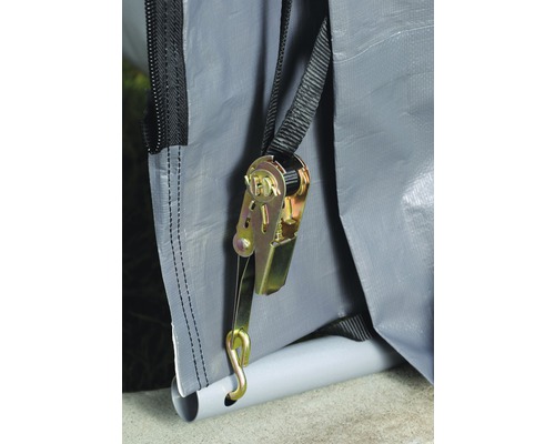 Detailweergave van een ratelriembevestiging op een dekzeil