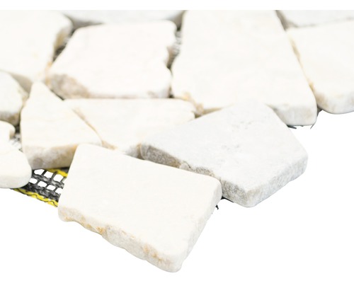 Marmeren mozaïektegel op een net