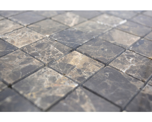 Close-up van vierkante mozaïektegels van natuursteen