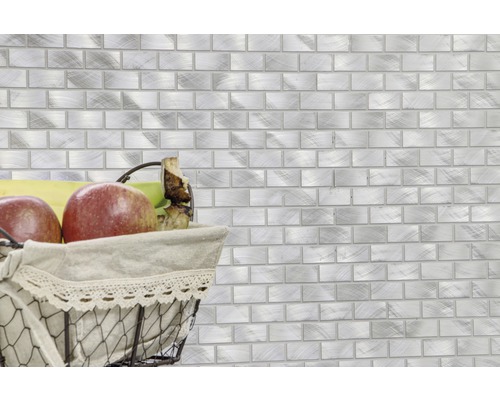 Wandtegels met steenlook en mand met appels