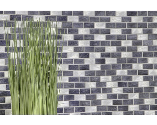 Muur van mozaïektegels met grasdecoratie