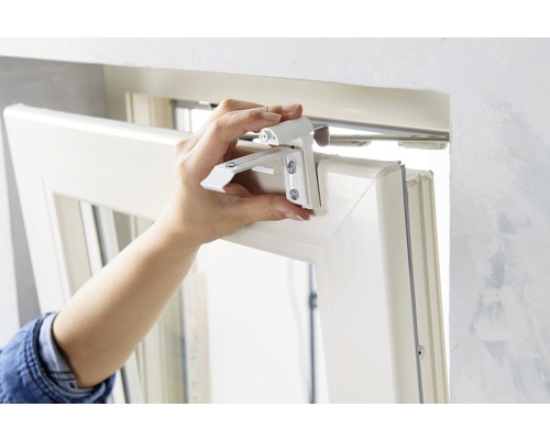 Montage van een raambeslag op een raamkozijn