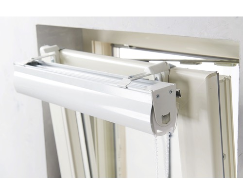 Vensterrolluiken met kettingbediening in raamkozijn