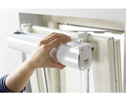 Montage van een rolgordijn op het raam