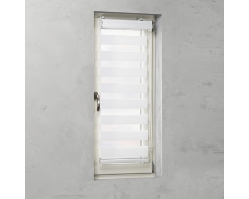 Raam met halfopen, transparant duo rolgordijn voor raamdecoratie