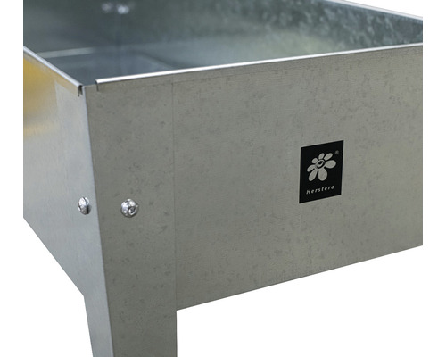 Detailaanzicht van een metalen plantenbak op poten met Herstera logo.