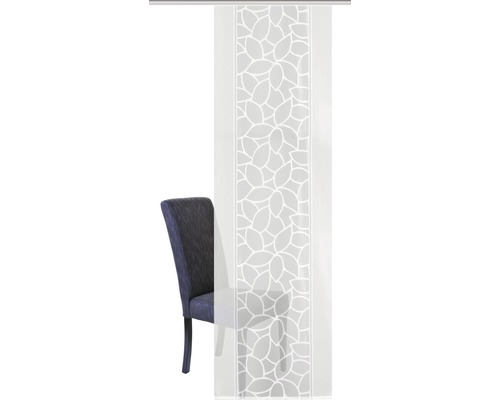 Decoratieve sjaals met bladerpatroon naast een stoel