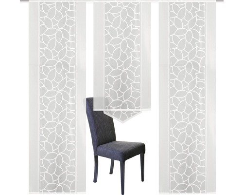 Decoratieve sjaals met bladmotief en stoel in de kamer