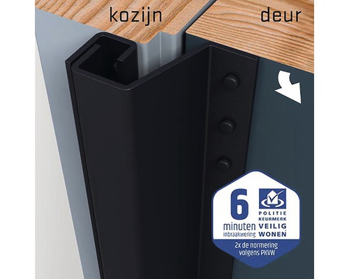 Detailopname van een veiligheidssluitplaat op deurkozijn en deur met keurmerk voor inbraakwering