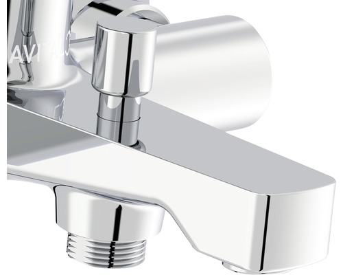 Close-up van een verchroomde kraan voor een wastafel