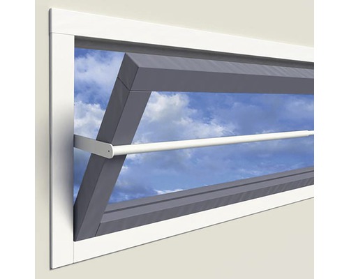 Geopend uitzetijzerraam met frame voor een blauwe lucht