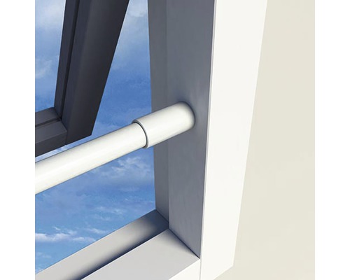 Detailaanzicht van een gordijnroede in een raamkozijn