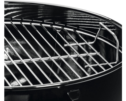 Metalen grillrooster in houtskoolgrill