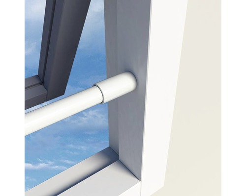 Detailweergave van een wit kozijn met een tussenliggende stang.