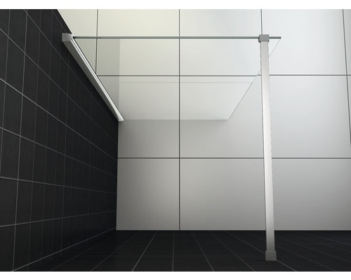 Glazen douchewand met zilverkleurige beugels in een badkamer met zwarte en witte tegels