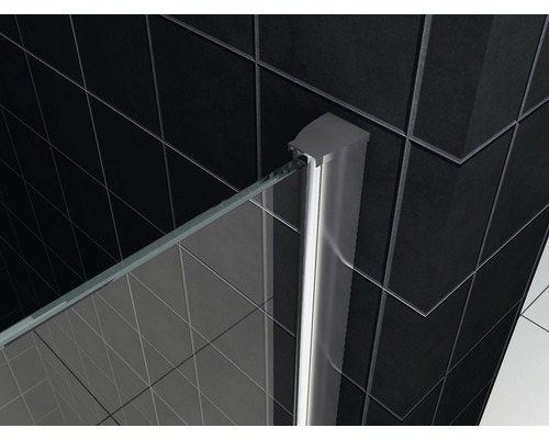 Detailopname van een douchecabine met glazen wand en frame