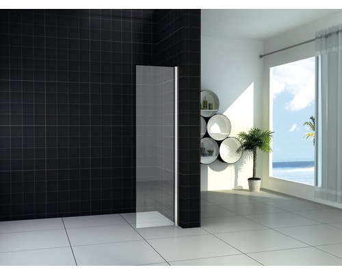 Badkamer met glazen douchescherm, zwarte tegels en witte vloertegels.