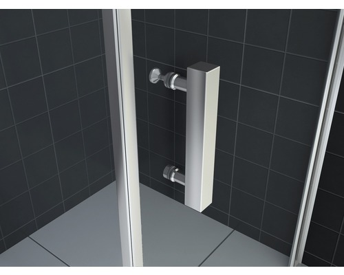 Detailopname van een douchecabine met handgreep en betegelde wand