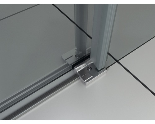 Detailopname van een douchecabine met metalen frame en bevestigingsmaterialen.