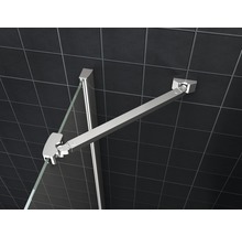 Detailopname van een douchecabine met stabilisatiestang van metaal