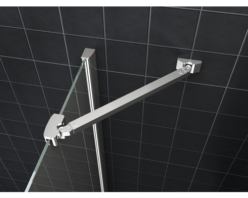 Detailopname van een douchecabine met stabilisatiestang van metaal